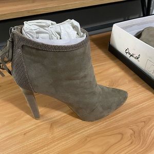High heeled bootie